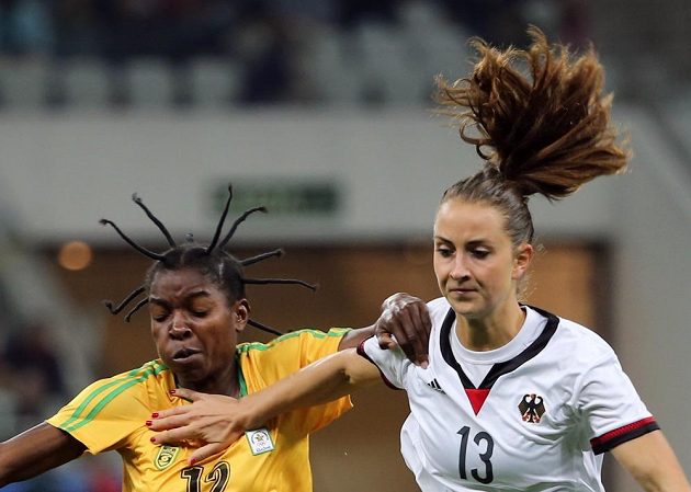 Fotbalové utkání Zimbabwe - Německo, vlevo Afričanka Marjory Nyaumweová, vpravo Sara Daebritzová.