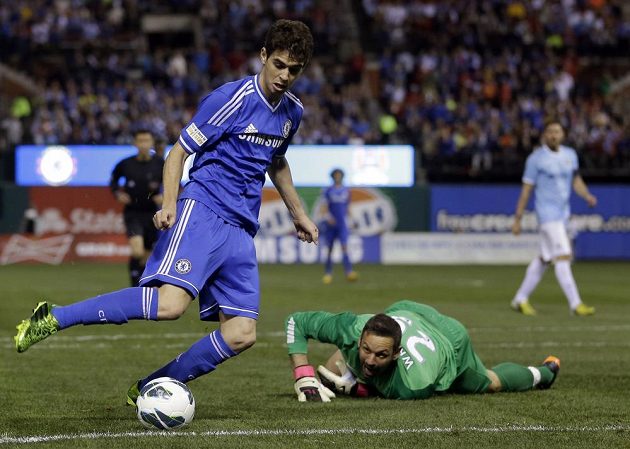 Oscar z Chelsea překonává brankáře Manchesteru City Richarda Wrighta v exhibici v rámci turné obou týmů v USA.