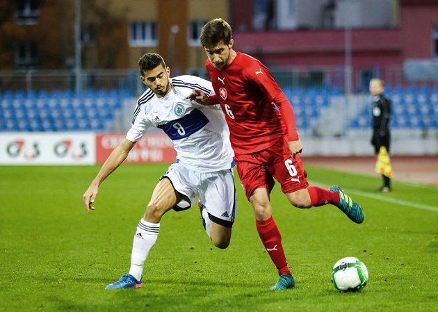 Kvalifikační utkání fotbalistů do 21 let o postup na ME. Michal Sáček (vpravo) v souboji s Lorenzem Lunadelem ze San Marina.