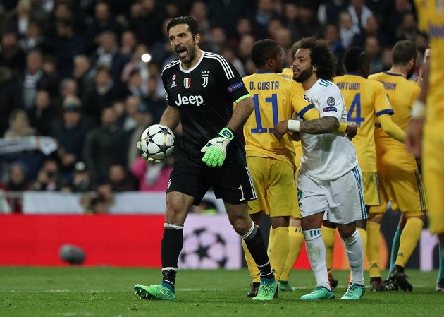 Brankář Juventusu Gianluigi Buffon odchází z trávníku poté, co byl v nastavení čtvrtfinálové odvety LM vyloučen.