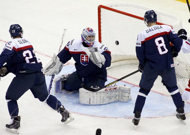 Slovenský brankář Ján Laco inkasuje v přesilovce gól z hole Ondřeje Němce (není na snímku). Přihlížejí obránci Karol Sloboda (vlevo) a Marek Ďaloga.