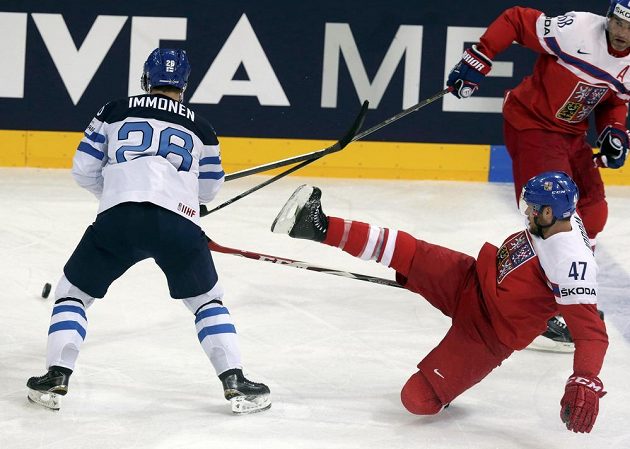 Fin Jarkko Immonen (vlevo) bojuje o puk s padajícím obráncem Michalem Jordánem.