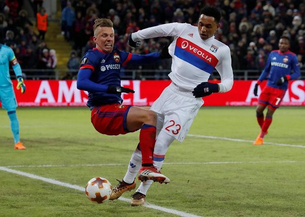 V osmifinále Evropské ligy se utkaly také ruský CSKA Moskva a francouzský Olympique Lyon. V souboji bojují Pontus Wernbloom z CSKA a Kenny Tete z Lyonu.