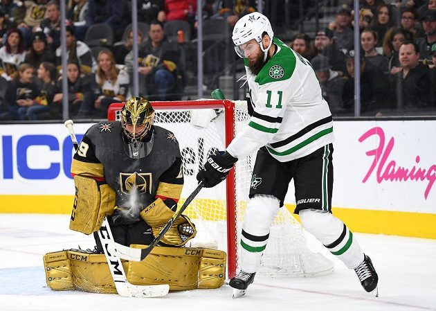 Český útočník Dallasu Stars Martin Hanzal se snaží prosadit před brankou Vegas Golden Knights během utkání NHL.