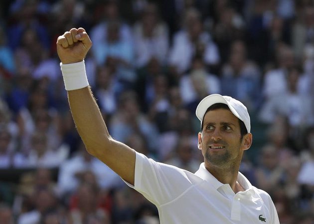 Srbský tenista Novak Djokovič měl po výhře ve čtvrtfinále Wimbledonu na Keiem Nišikorim velkou radost.