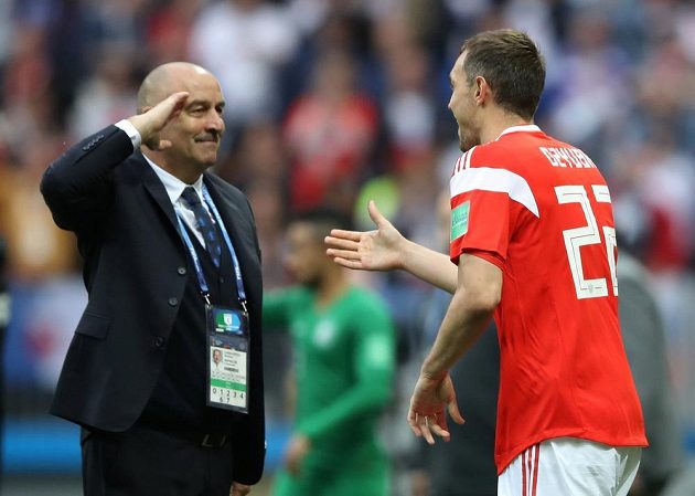 Ruský kouč Stanislav Čerčesov salutuje střelci třetího gólu domácích Artěmu Dzjubovi. Rusko vedlo nad Saúdskou Arábií 3:0.