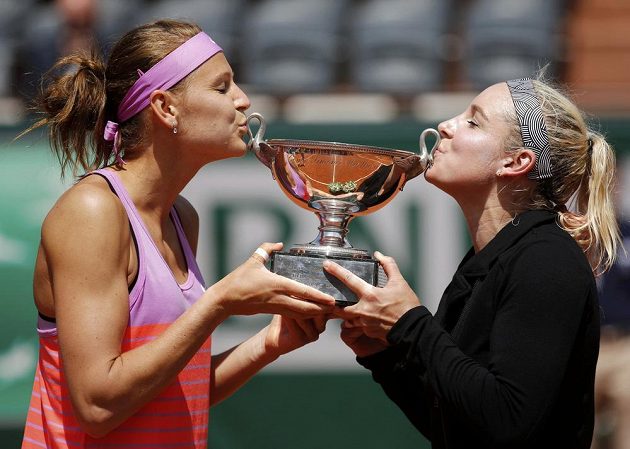 Česká tenistka Lucie Šafářová (vlevo) a Američanka Bethanie Matteková Sandsová s trofejí pro vítězky čtyřhry na Roland Garros.