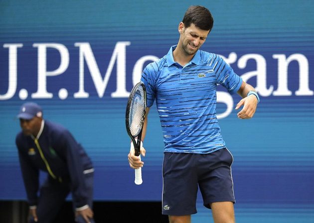 Srbský tenista Novak Djokovič nebyl při úvodním duelu na US Open se vším spokojený, stejně ale vyhrál ve třech setech.