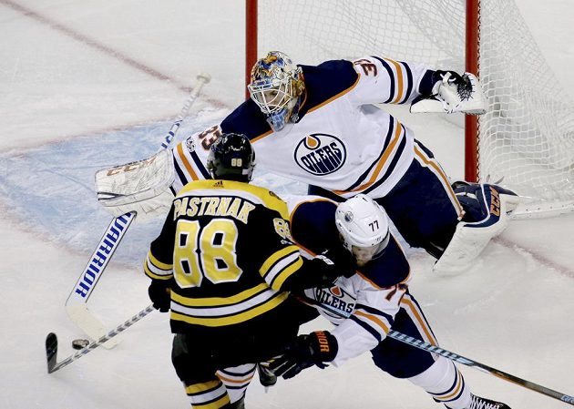 David Pastrňák (88) před edmontonskou brankou, s gólmanem Camem Talbotem (33) a Oscarem Klefbomem (77).