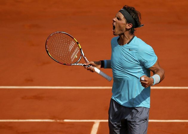 Španěl Rafael Nadal se raduje z výhry ve druhém setu finálového duelu French Open proti Novaku Djokovičovi.