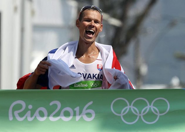 Matej Tóth protíná cílovou pásku, pro Slovensko vybojoval v chůzi na 50 km olympijské zlato.