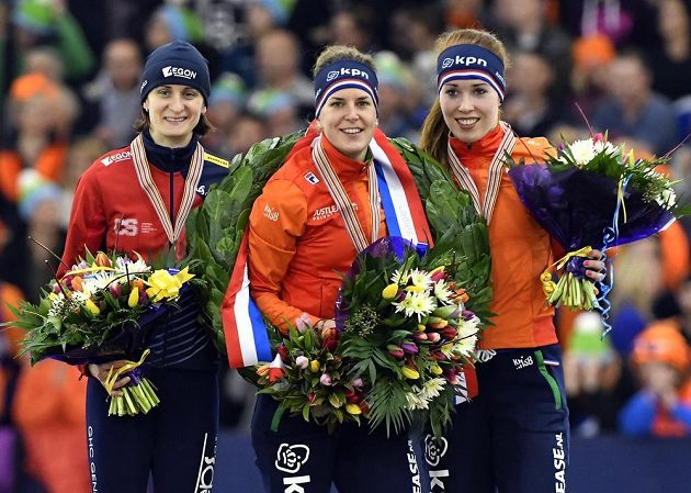 Tři nejlepší závodnice vícebojařského ME: (zleva) stříbrná Martina Sáblíková, vítězka Ireen Wüstová z Nizozemska a její bronzová krajanka Antoinette de Jongová.
