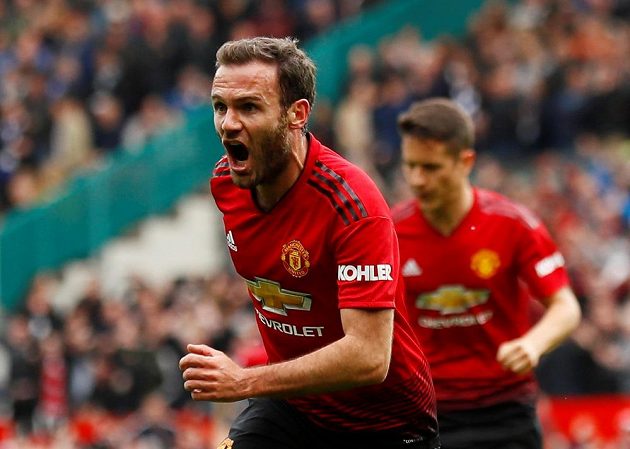 Juan Mata z Manchesteru United oslavuje poté, co otevřel skóre zápasu proti Chelsea.