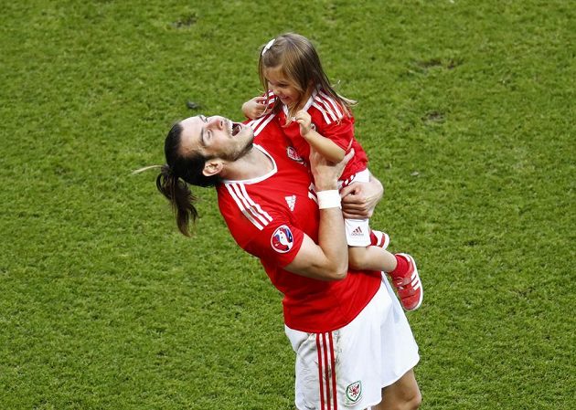 Gareth Bale svírá v náručí dcerku Albu Violet po utkáníse Severním Irskem.