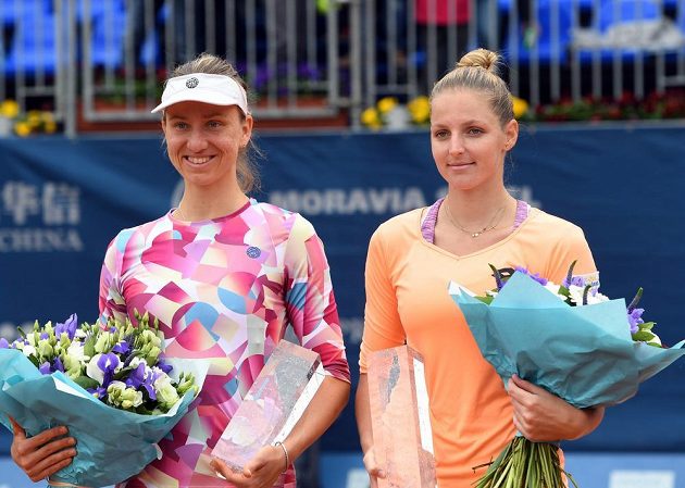 Vítězka tenisového turnaje Prague Open Mona Barthelová z Německa (vlevo) a poražená finalistka Kristýna Plíšková z ČR po finále.