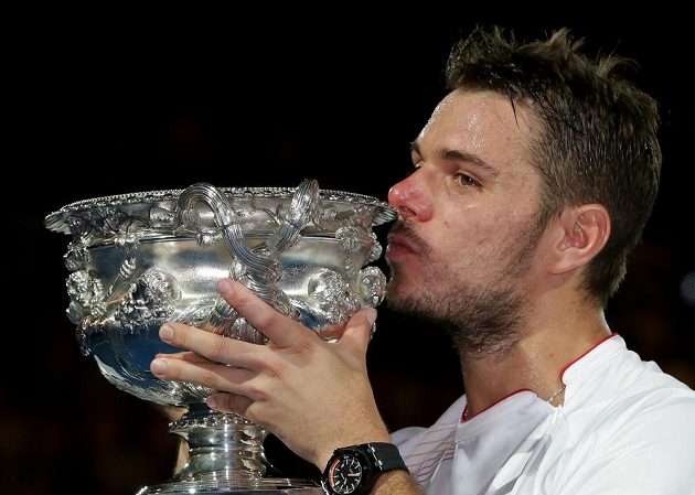 Stanislas Wawrinka se mazlí s trofejí pro vítěze úvodního grandslamu tenisové sezóny.