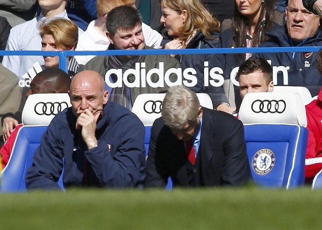 Kouč Arséne Wenger (vpravo) si tisící zápas na lavičce Arsenalu určitě nepředstavoval jako debakl s Chelsea.