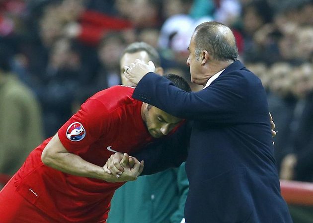 Turecký kouč Fatih Terim gratuluje Buraku Yilmazovi poté, co kanonýr týmu vstřelil gól v kvalifikačním souboji proti Kazachstánu.