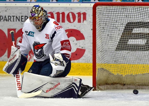 Brankář hokejového Chomutova Justin Peters dostává první gól v utkání baráže o extraligu s Kladnem.