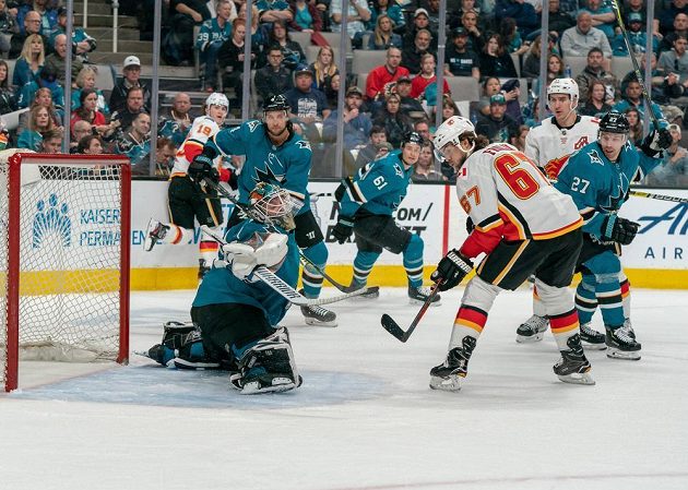 Brankář San Jose Sharks Aaron Dell (30) likviduje šanci českého útočníka Calgary Flames Michaela Frolíka.