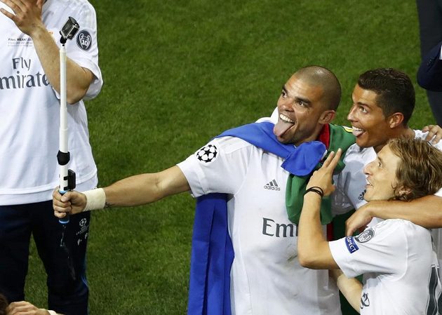 Hráči Realu Madrid Pepe, Cristiano Ronaldo a Luka Modrič fotí po vítězném penaltovém rozstřelu selfie.