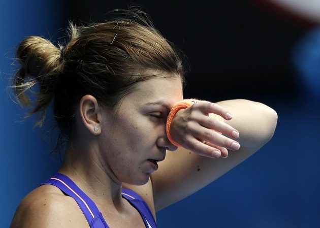 Smutná Simona Halepová po porážce s Jekatěrinou Makarovovou ve čtvrtfinále Australian Open.