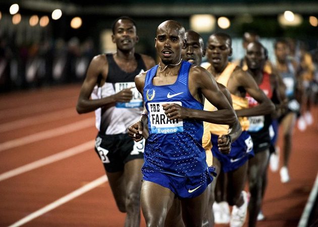 Mo Farah s novým startovním číslem na hrudi.