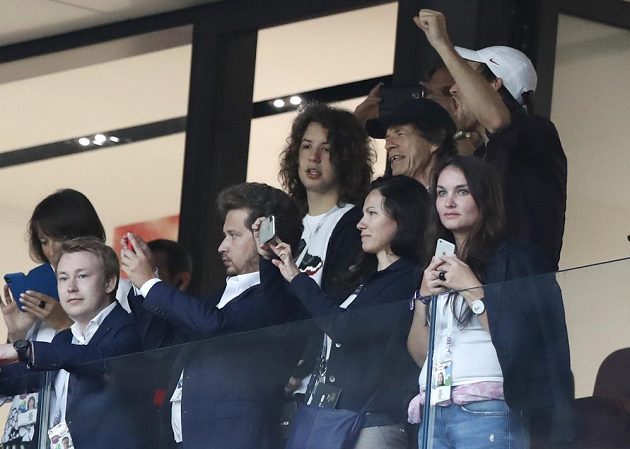 Zpěvák Mick Jagger z legendární hudební skupiny Rolling Stones si nenechal ujít semifinále MS mezi Anglií a Chorvatskem.