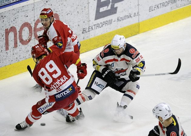 Zleva útočníci Slavie Vladimír Růžička a David Skokan a chomutovský obránce Radek Havel.
