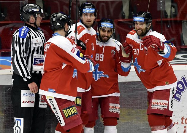 Olomoučtí hráči se radují z gólu ve Varech. Zleva Michal Vodný, střelec gólu Pavel Skrbek, Roman Rác a Martin Vyrůbalík.