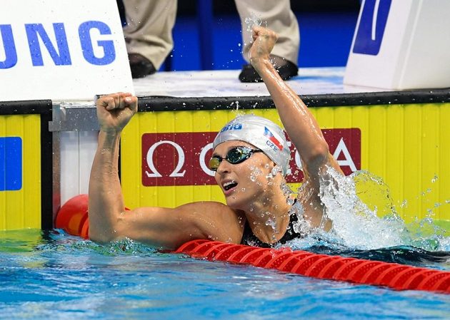 Simona Baumrtová při semifinále závodu na 100 metrů znak na MS v Budapešti.