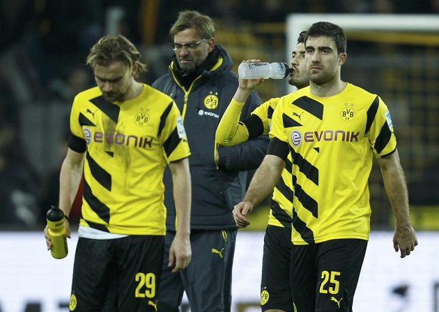 Zleva Dortmundští Marcel Schmelzer, trenér Jürgen Klopp, Nuri Sahin a Sokratis po prohře s Augsburgem.