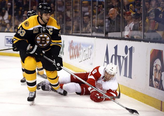 Zdeno Chára odolává ataku ležícího Justina Abdelkadere při zápase Boston - Detroit.
