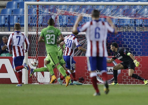 Arda Turan z Atlétika Madrid (třetí zprava) překonává brankáře Juventusu Turín Buffona.