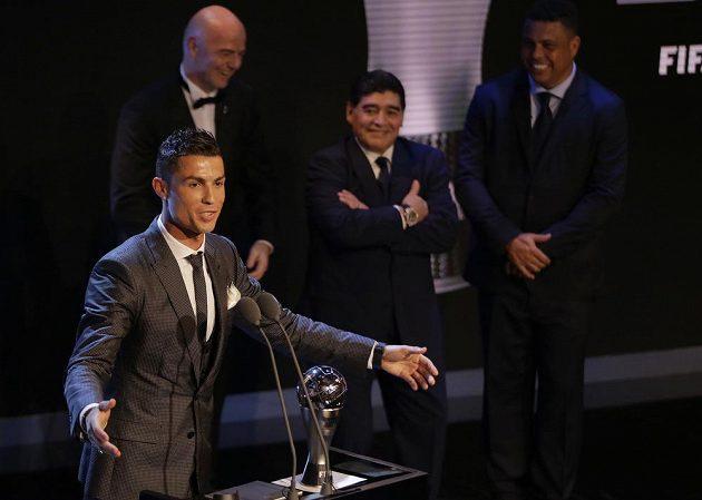 Cristiano Ronaldo s trofejí pro nejlepšího fotbalistu světa za rok 2017. V pozadí zleva předseda FIFA Gianni Infantino, Diego Maradona a Ronaldo.