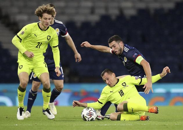 Čeští fotbalisté Jan Bořil (18) a Alex Král (21) v souboji se Skotem Johnem McGinnem.