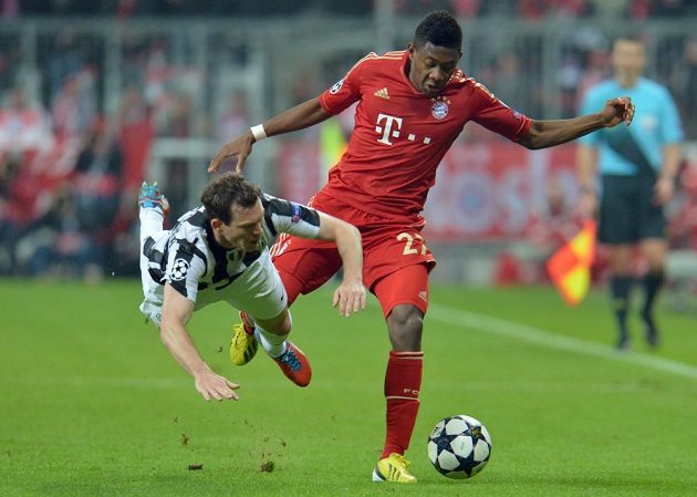 David Alaba (vpravo) z Bayernu bojuje se Stephanem Lichsteinerem z Juventusu.