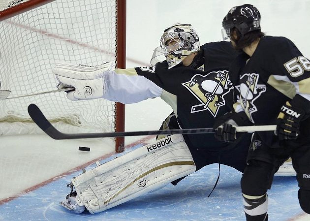 Patrice Bergeron (není na snímku) z Bostonu překonává brankáře Pittsburghu Marka-Andrého Fleuryho. Přihlíží zadák Penguins Chris Letang.