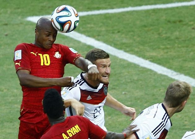 Ghaňan André Ayew (číslo 10) se ve vzduchu vyhoupl výše než německá obrana a vyrovnal na 1:1.