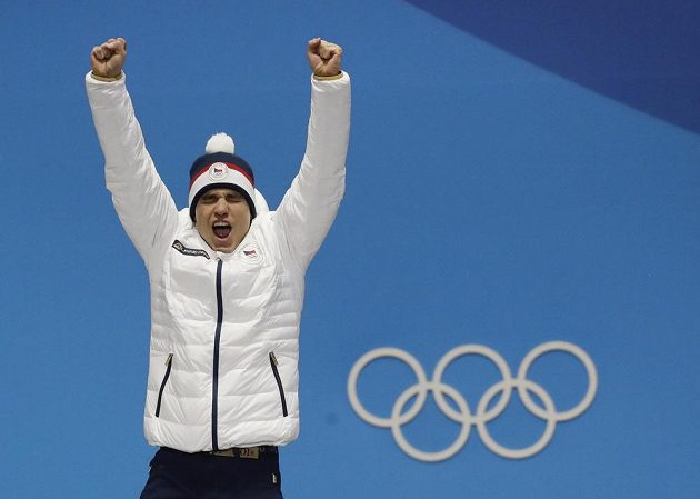Stříbrný z nedělního biatlonového sprintu Michal Krčmář si během medailového ceremoniálu znovu prožil velké emoce.