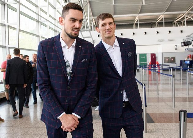 Tomáš Satoranský (vlevo) a Pavel Pumprla během odletu basketbalové reprezentace na MS 2019 do Číny.