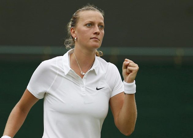 Česká tenistka Petra Kvitová se raduje z vítězného míčku v prvním kole Wimbledonu.