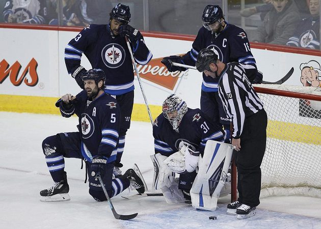 Zklamání hokejistů Winnipegu i s českým brankářem Ondřejem Pavelcem poté, co Jets inkasovali třetí gól v utkání s Los Angeles Kings.