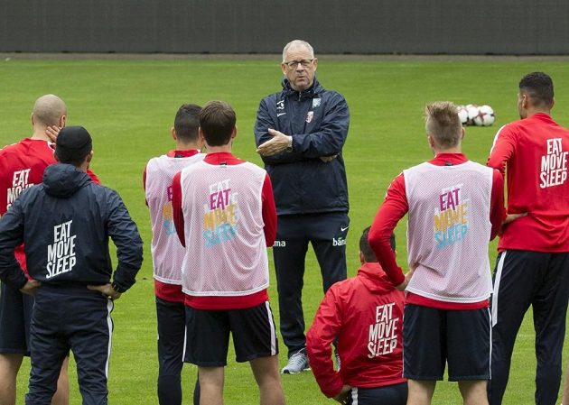 Trenér Lars Lagerbäck s hráči během tréninku norské reprezentace.