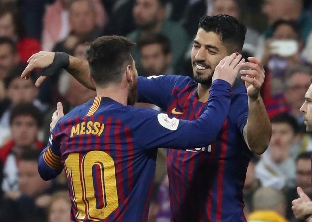 Hvězdy slaví. Barcelona v odvetě semifinále poháru Copa del Rey vyhrála na půdě Realu Madrid jasně 3:0. Na snímku se raduje autor dvou branek Luis Suárez s Lionelem Messim.