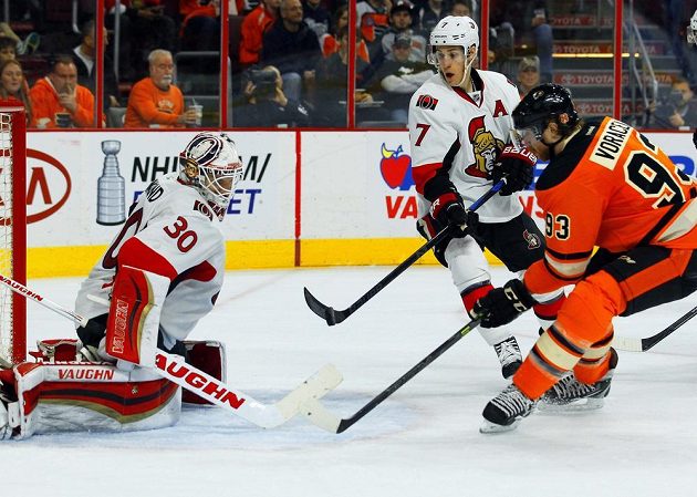 Útočník Philadelphie Jakub Voráček se snaží překonat brankáře Ottawy Andrew Hammonda.