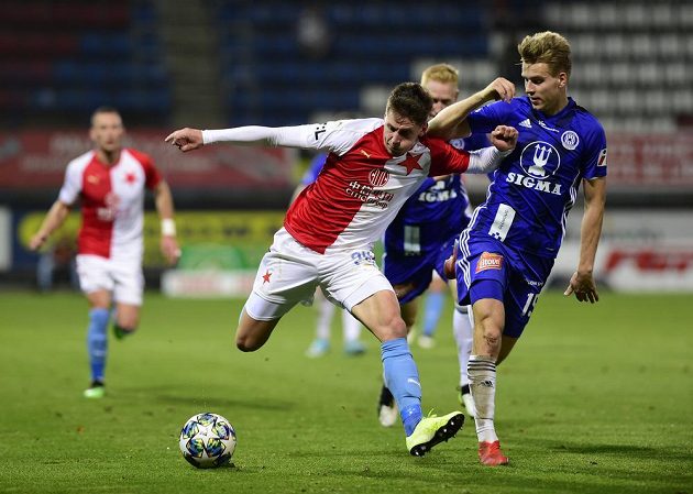 Lukáš Masopust ze Slavie a Ondřej Zmrzlý z Olomouce v akci během utkaní nejvyšší soutěže.