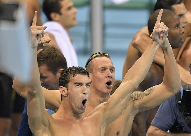 Americký plavec Michael Phelps (vpředu) se raduje ze své již 19. zlaté olympijské medaile.