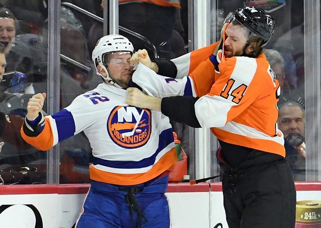 Útočník Philadelphie Flyers Sean Couturier (14) se pustil do bitky. Protivníkem mu byl Josh Bailey z New York Islanders.