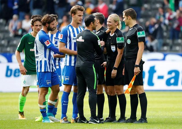 Spokojenost. Bibiana Steinhausová po premiéře v bundeslize přijímá gratulace, před ní je kouč Brém Alexander Nouri, vlevo od něj hráči Herthy.